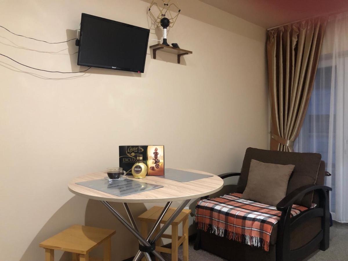 Apart Hotel Avinos Лвив Екстериор снимка