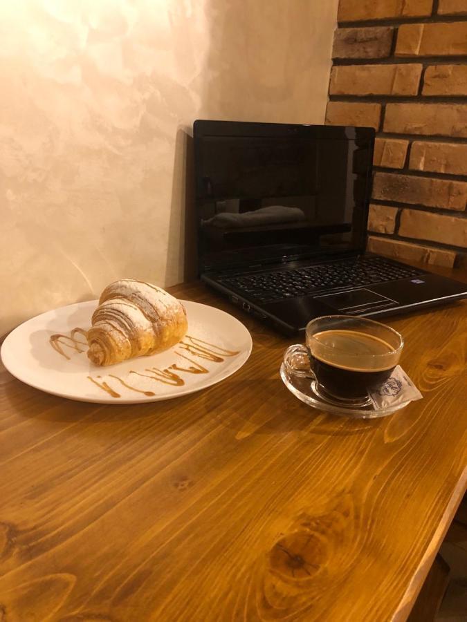 Apart Hotel Avinos Лвив Екстериор снимка