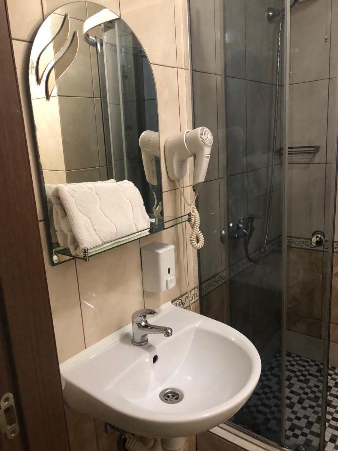 Apart Hotel Avinos Лвив Екстериор снимка