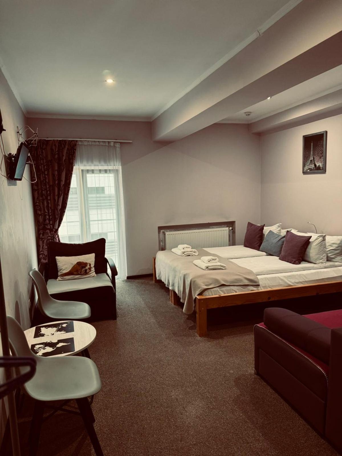 Apart Hotel Avinos Лвив Екстериор снимка