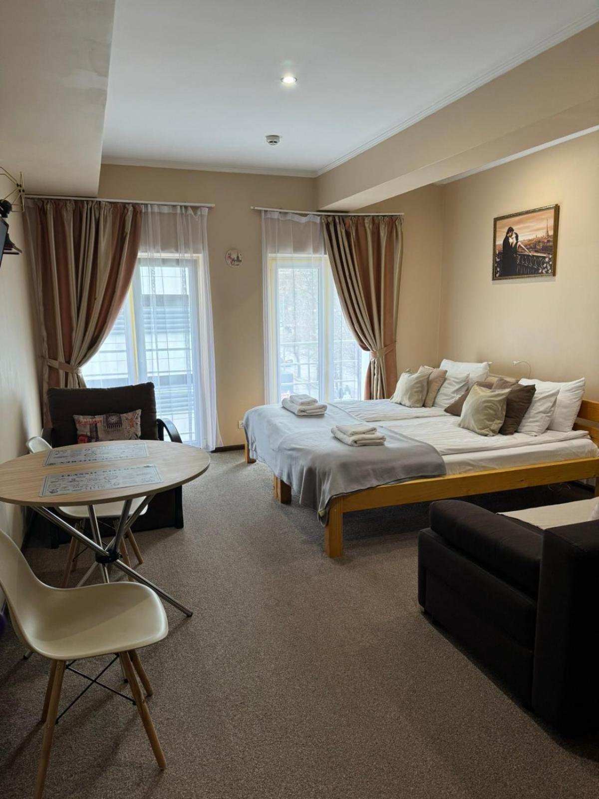 Apart Hotel Avinos Лвив Екстериор снимка
