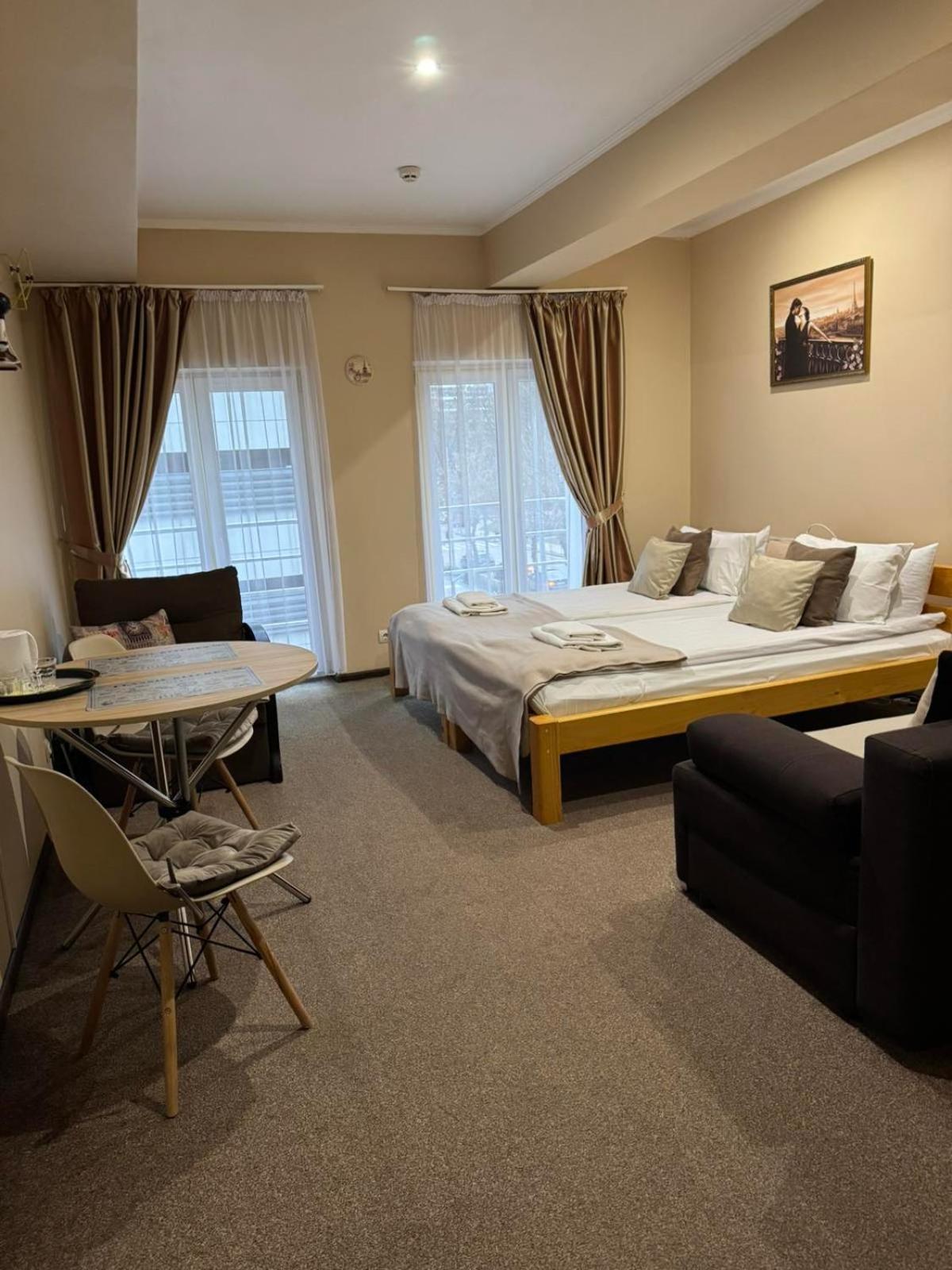 Apart Hotel Avinos Лвив Екстериор снимка